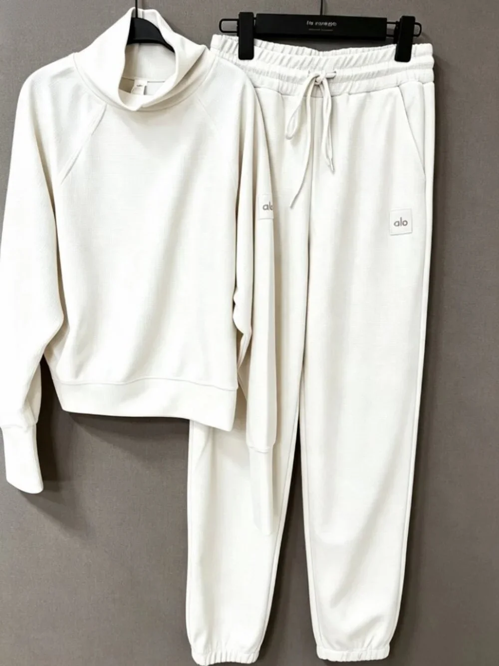 Alo Yoga White Matching Set Size M Women’s Activewear Outfit